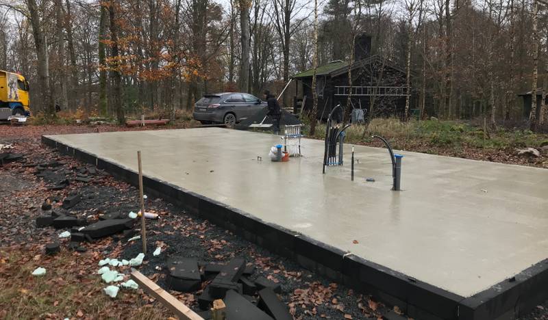 Smooth concrete slab with some leaves on.